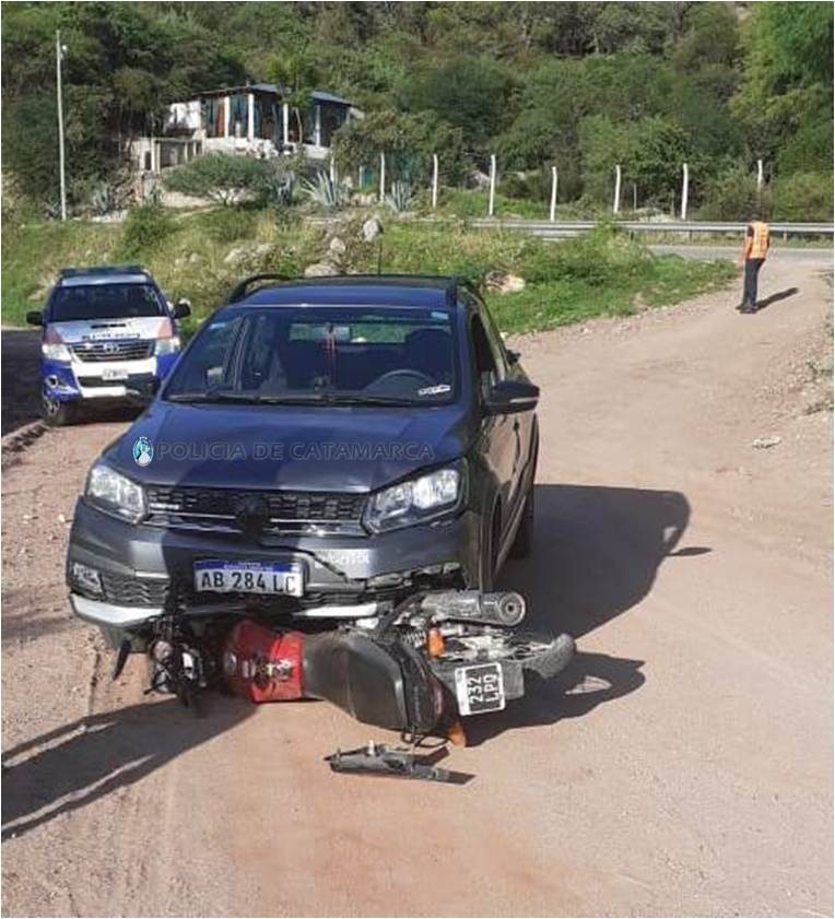 Ciclistas chocaron contra una camioneta en Ambato