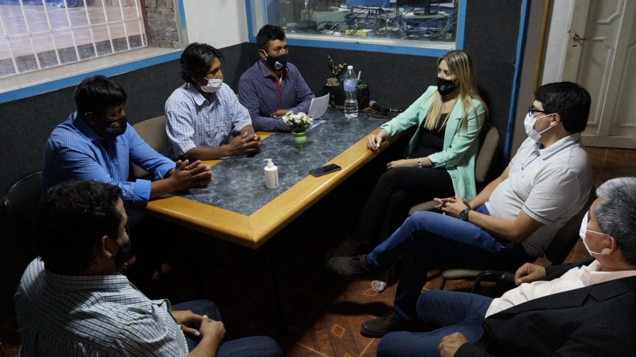 Entrega de elementos y recorrida por escuelas de Belén