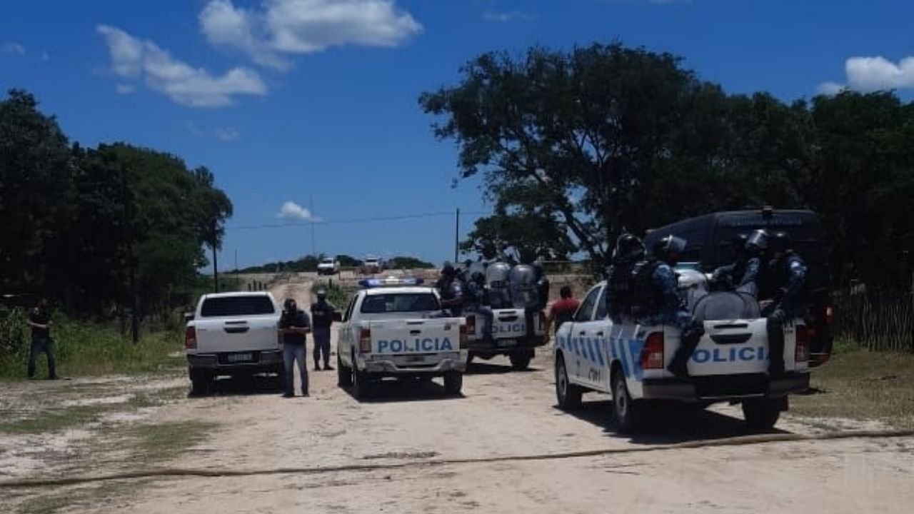 Unos 80 «paseros» agredieron con bombas molotov a la policía formoseña en la frontera con Paraguay