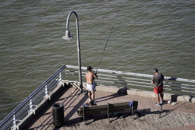 Encuentran un cadáver mutilado flotando en el río Paraná frente a la ciudad de Rosario