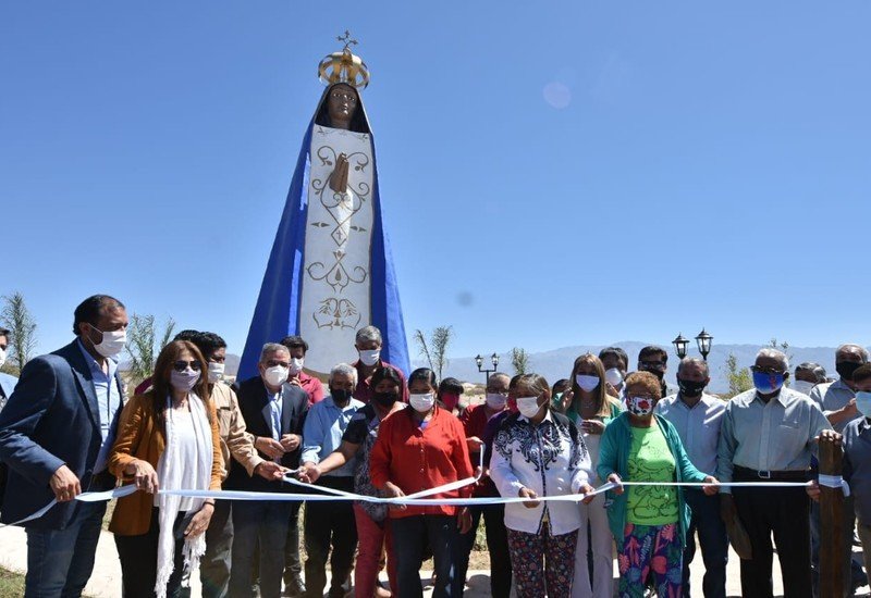 El gobernador Raúl Jalil y Roxana Paulón inauguraron histórico monumento a la Virgen del Valle en Fiambalá