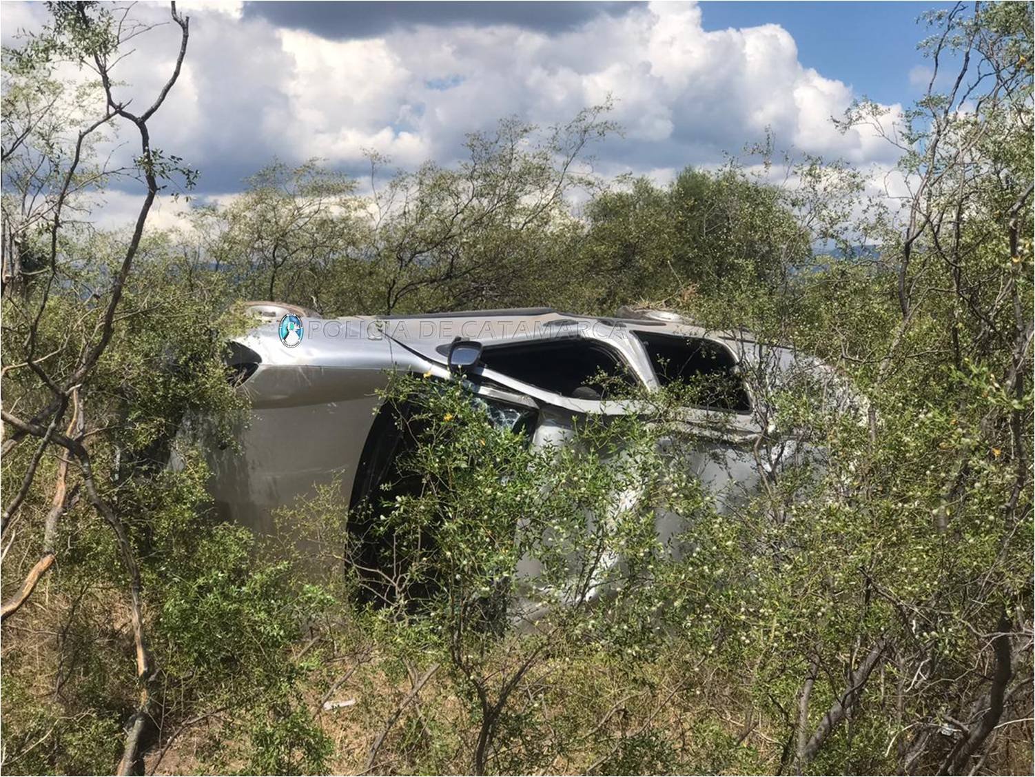 Volcó una camioneta en El Pantanillo y aprehendieron al conductor