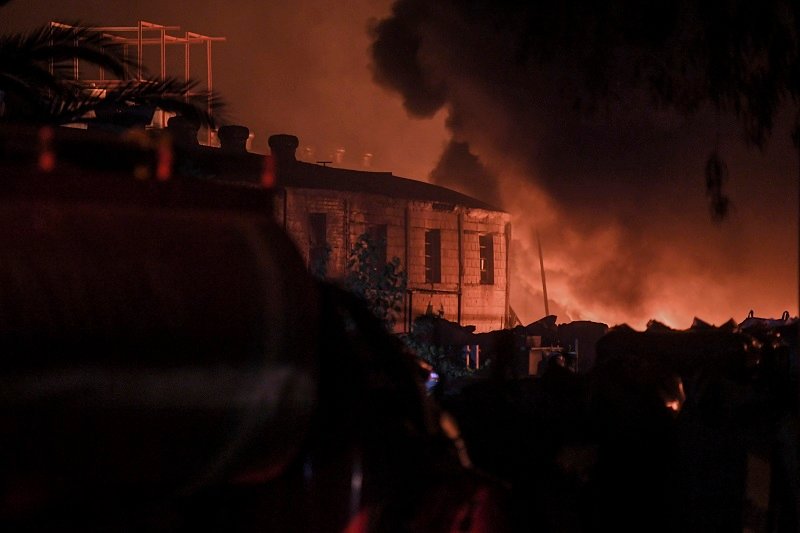 Un incendio consume material plástico en una fábrica de General Pacheco