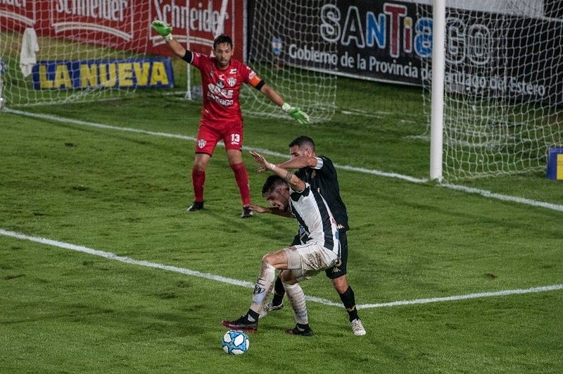 Racing empató con Central Córdoba en Santiago del Estero y se quedó sin chances