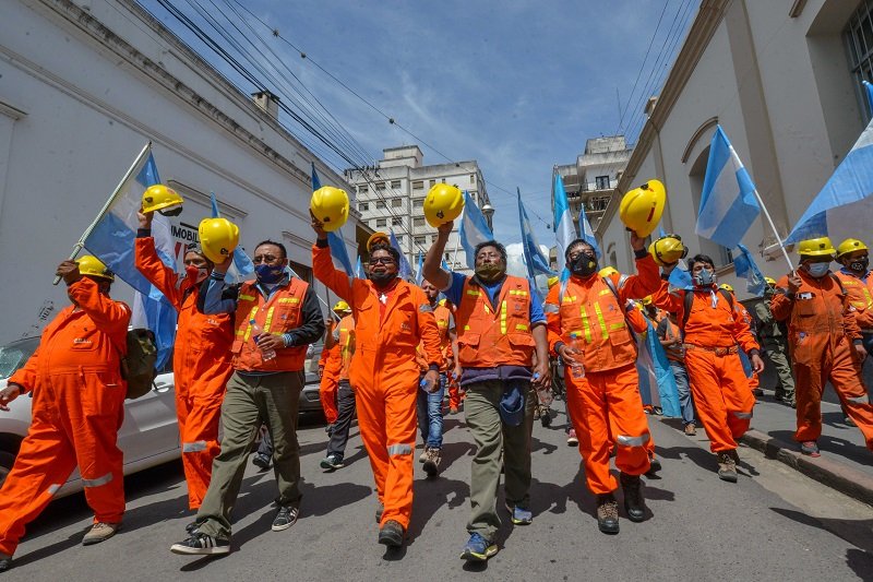 Multitudinaria marcha de mineros ante el riesgo de perder más de 600 puestos de trabajo en Jujuy