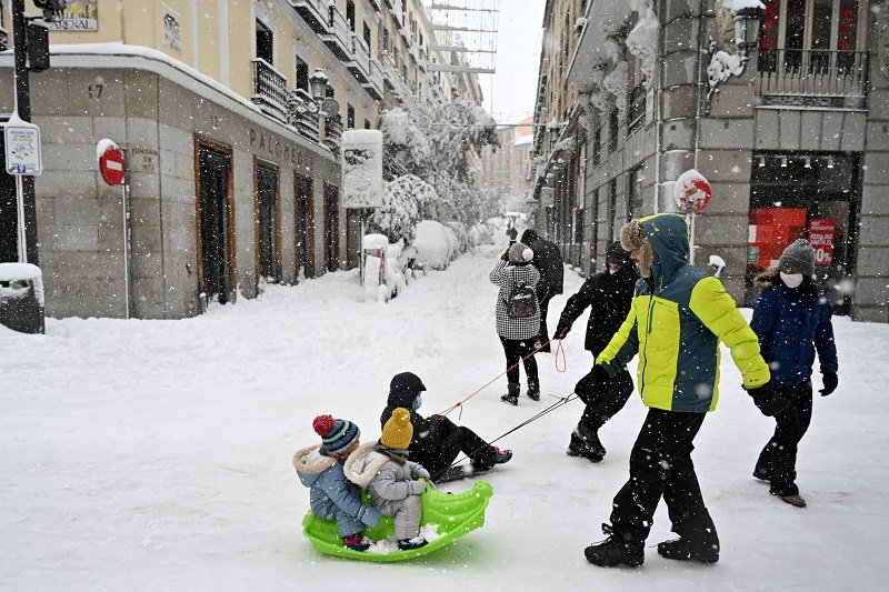 Tres muertos, cierres de rutas y cancelación de vuelos y clases por la histórica nevada en España