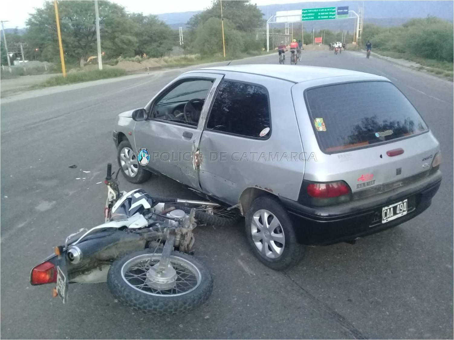 Un auto y una moto resultaron dañados en un siniestro vial