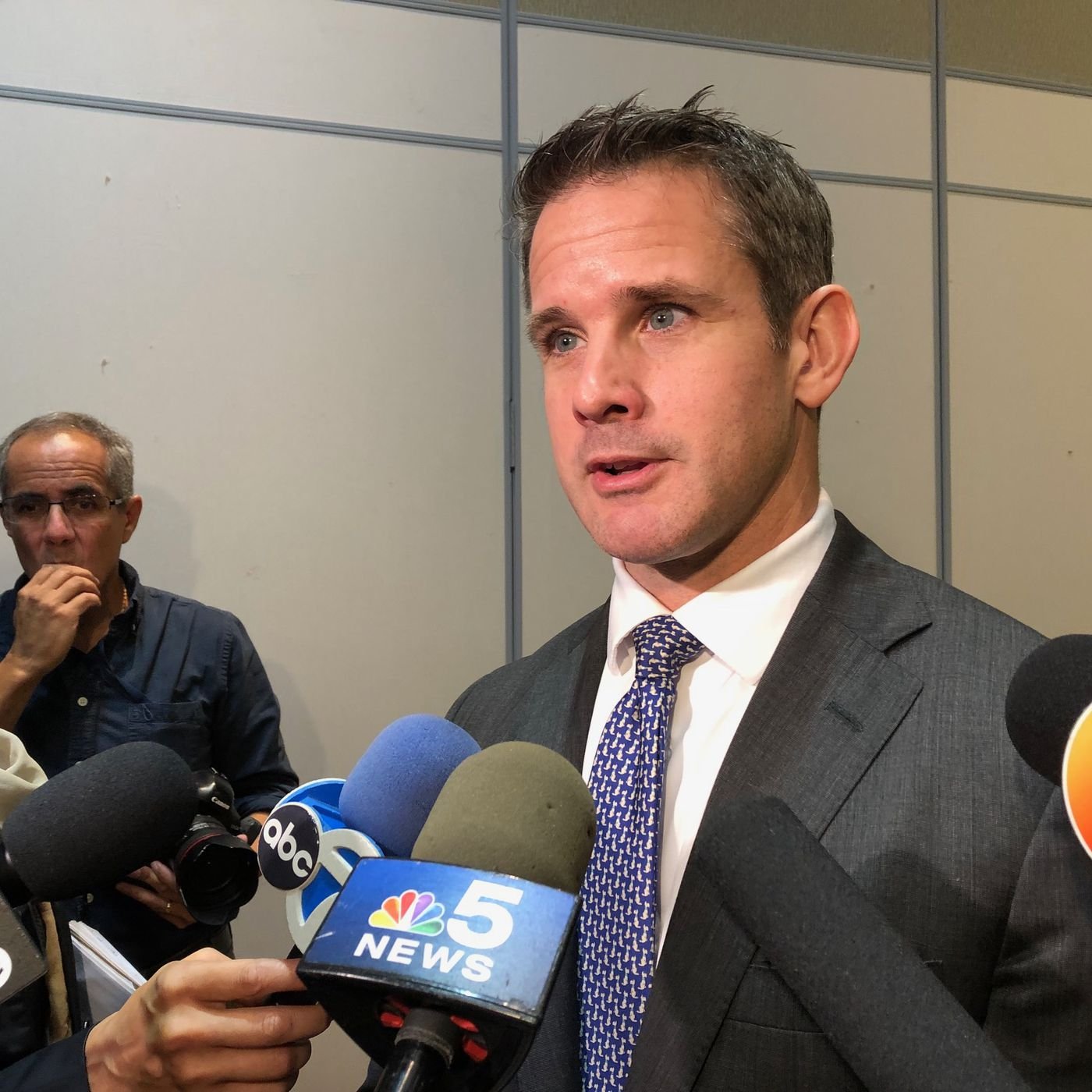 Kinzinger, el primer republicano en pedir que se destituya a Trump