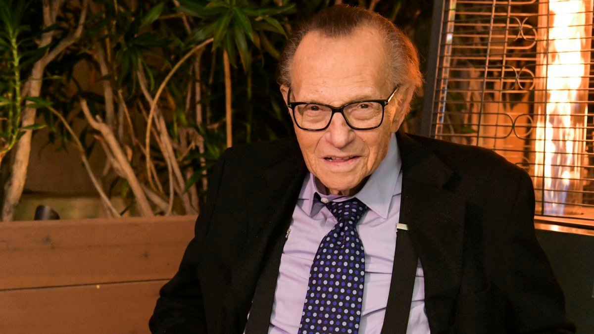 Murió Larry King, el señor de los reportajes nocturnos: «Un entrevistador también es un artista»