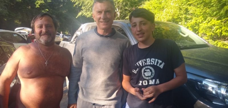 Un chico se perdió en Villa La Angostura y Mauricio Macri lo llevó con su familia