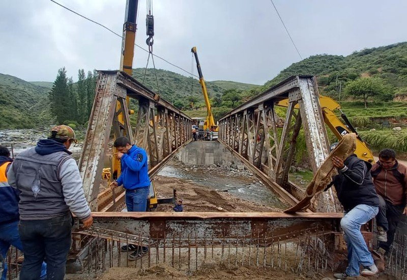 Avanza la obra del puente en el río Las Trancas