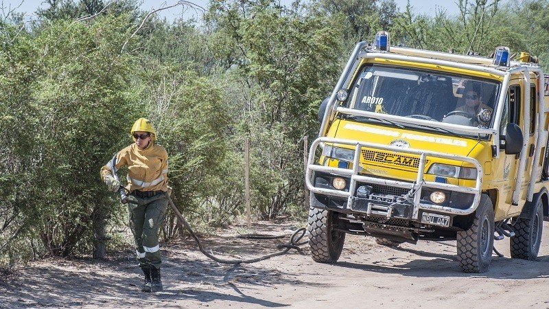 Sofocan quemas sin autorización en cercanías del Aeropuerto Felipe Varela