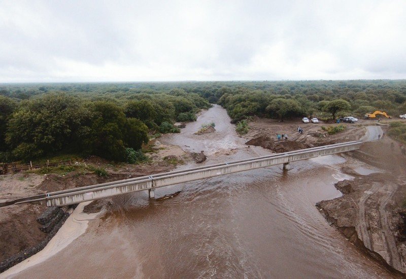 El gobernador Raúl Jalil  Inauguró el nuevo puente canal en Colonia del Valle
