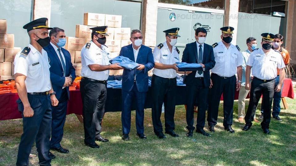 Entregaron nuevos uniformes a la Policía de la Provincia