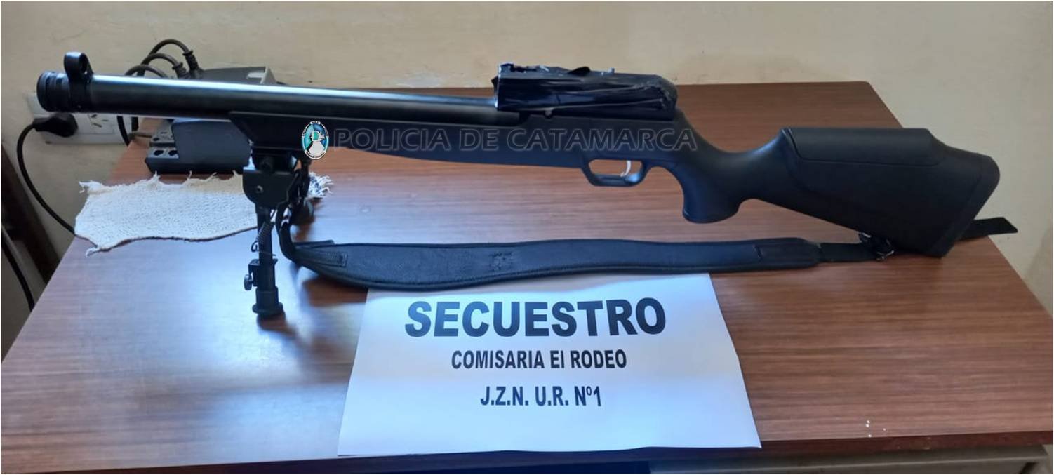 Policías secuestran un rifle de aire comprimido en Ambato