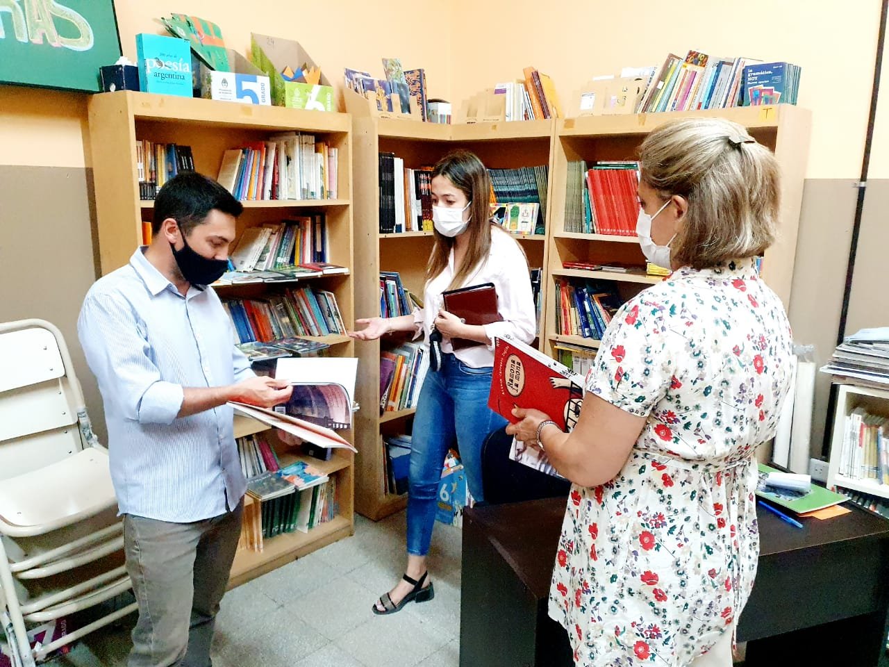 Educación donó libros a centros de apoyo escolar de la capital