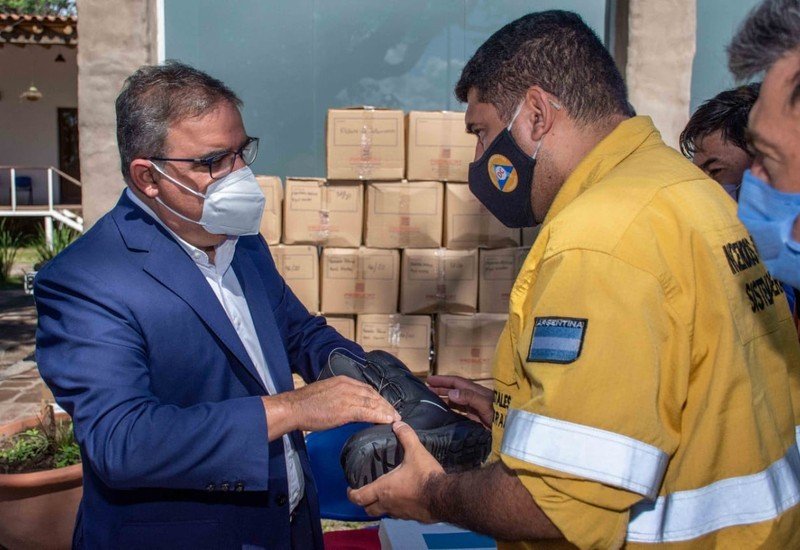 El Gobernador Raúl Jalil entrego indumentaria a la policía de la provincia
