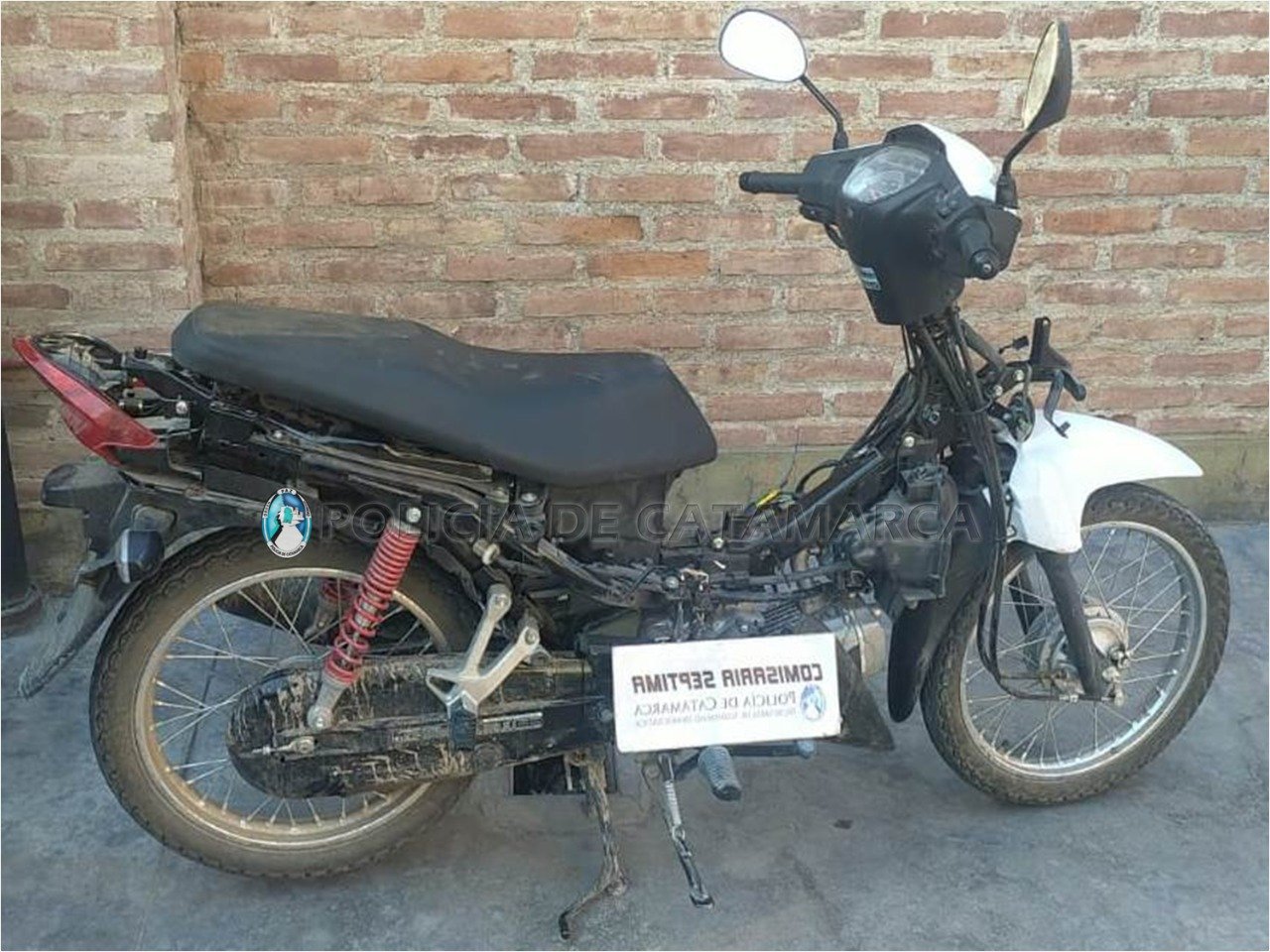 Aprehenden a un joven, demoran a un adolescente y recupera una moto requerida por la Justicia