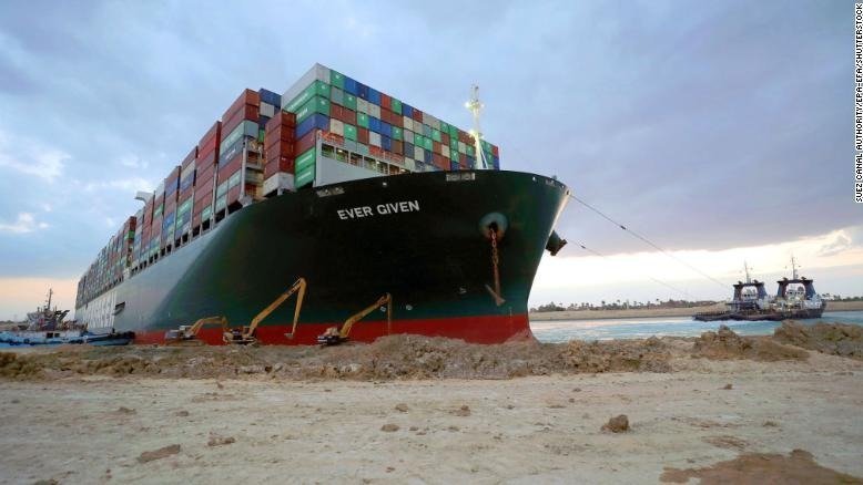 Desencallan el barco y se reanuda navegación por el Canal de Suez