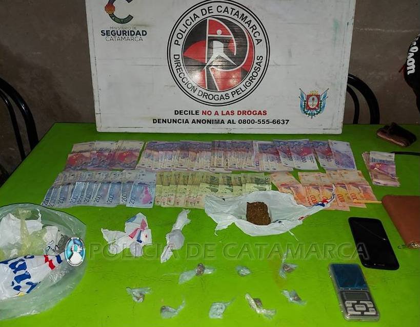 Secuestran droga, una motocicleta, dinero en efectivo y detienen a una persona en la zona sur de la Capital