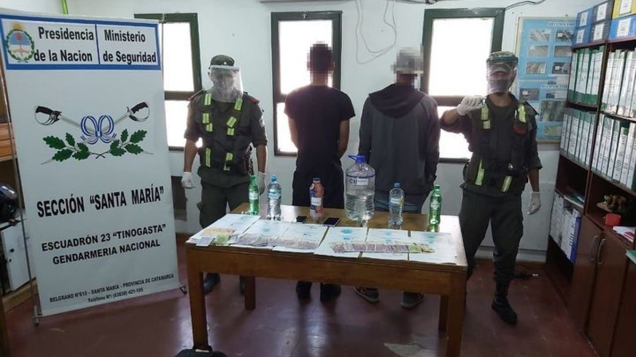 Detienen a dos venezolanos que viajaban con botellas de cocaína líquida en Catamarca