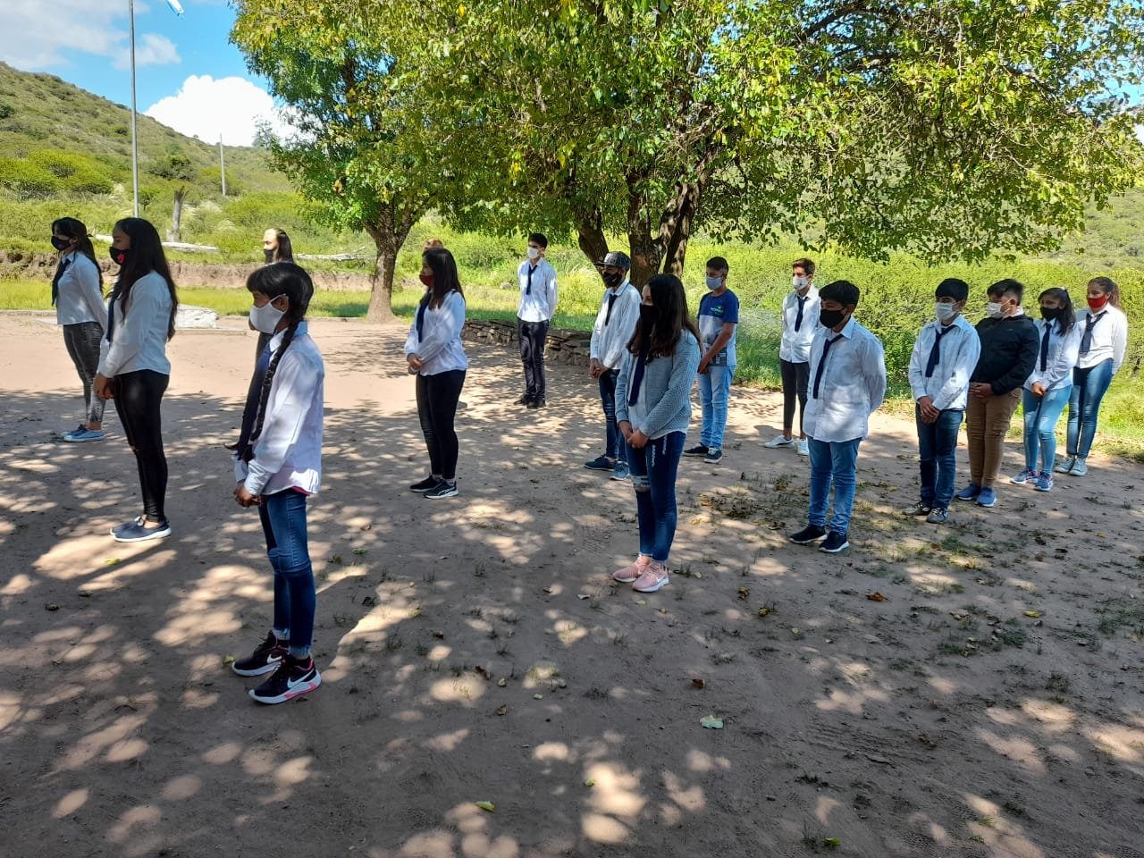 A caballo o en moto, 22 chicos llegan a la Escuela Secundaria Rural de El Comedero