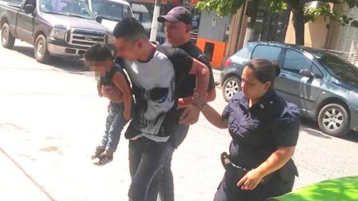 Usó a un bebé de escudo para tratar de evitar ser detenido por venta de drogas en Merlo