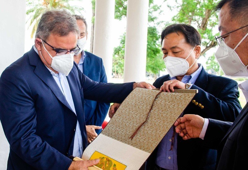 El gobernador Raúl Jalil se reunió con empresarios chinos para avanzar en la instalación de una fábrica de baterías de litio