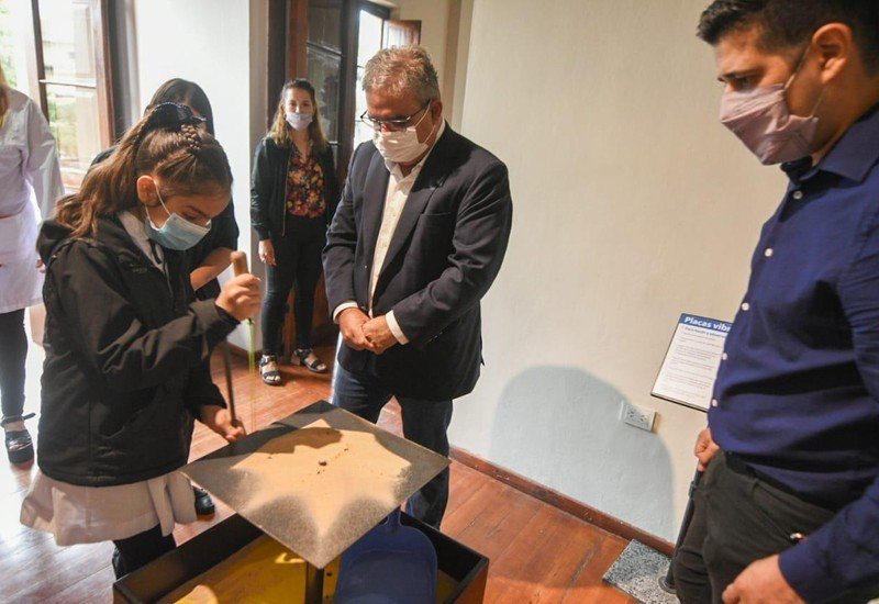 Raúl Jalil visitó la muestra “Prohibido No Tocar” en la Casa de la Cultura
