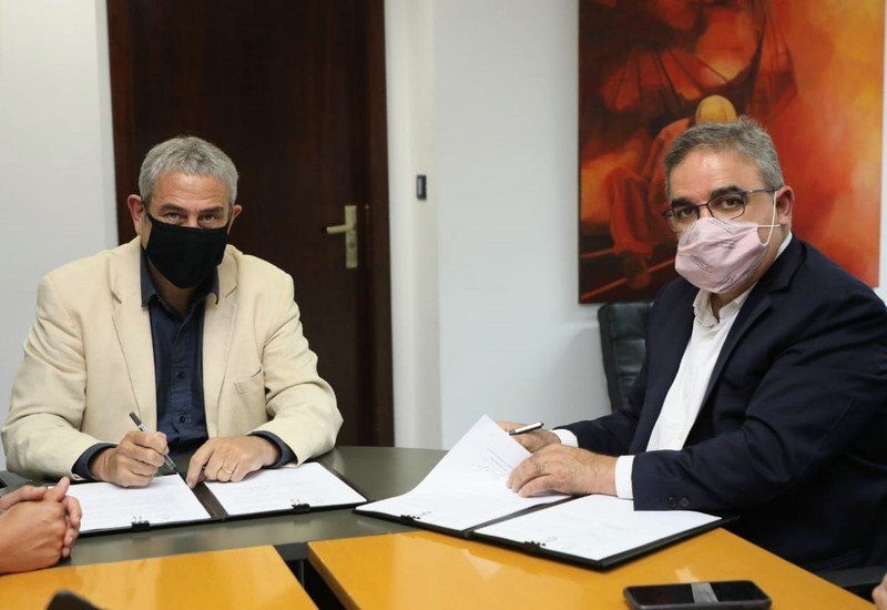 Raúl Jalil firmó convenio para la construcción de más viviendas en el interior de la provincia
