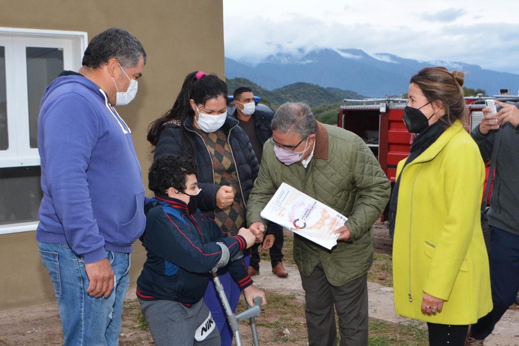 El gobernador Raúl Jalil, entregó 30 nuevos hogares en Valle Viejo