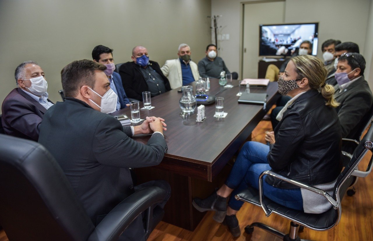 Implementarán un programa de formación en tecnología para jóvenes de capital e interior