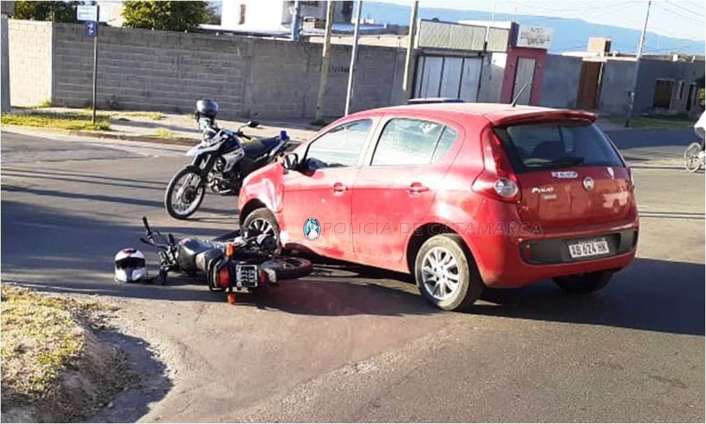 Una moto y un auto protagonizaron un siniestro vial