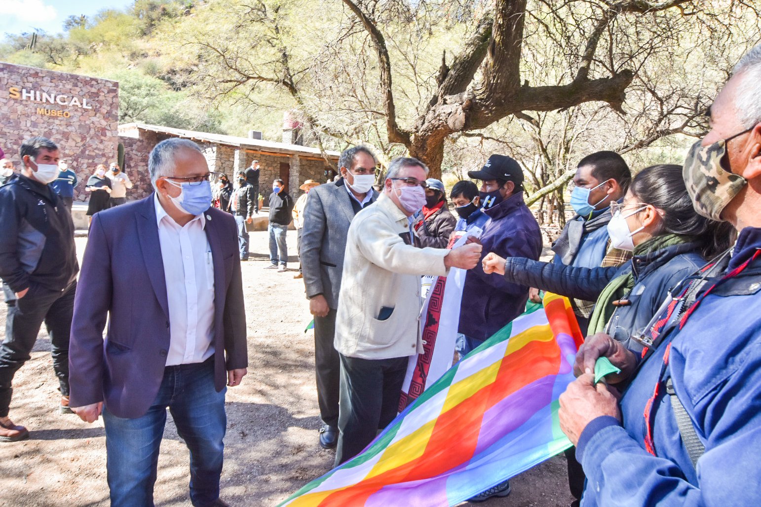 El gobernador Raúl Jalil  se reunió con caciques de las comunidades originarias del Oeste