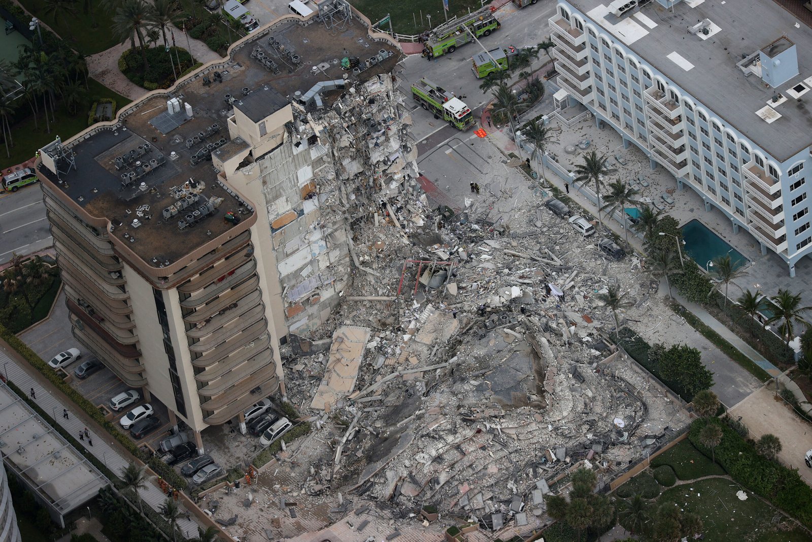 Hay cuatro argentinos desaparecidos por el derrumbe de un edificio en Miami que provocó un muerto