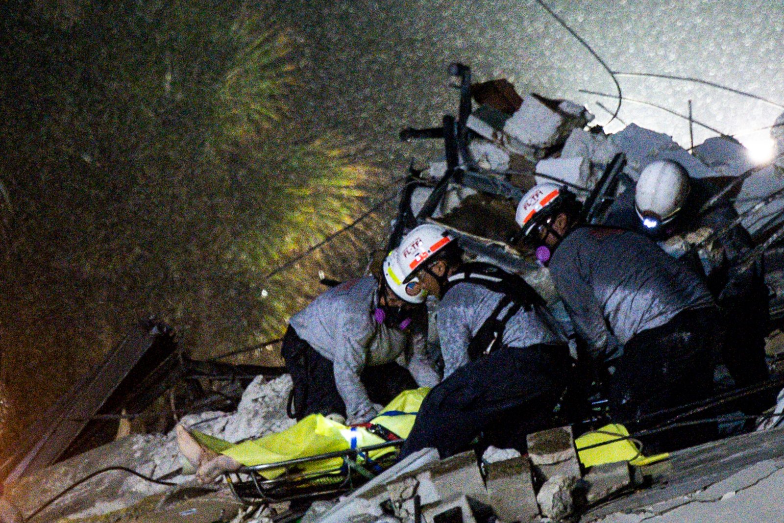 Suben a cuatro los muertos por el derrumbe del edificio en Miami y a 159 los desaparecidos