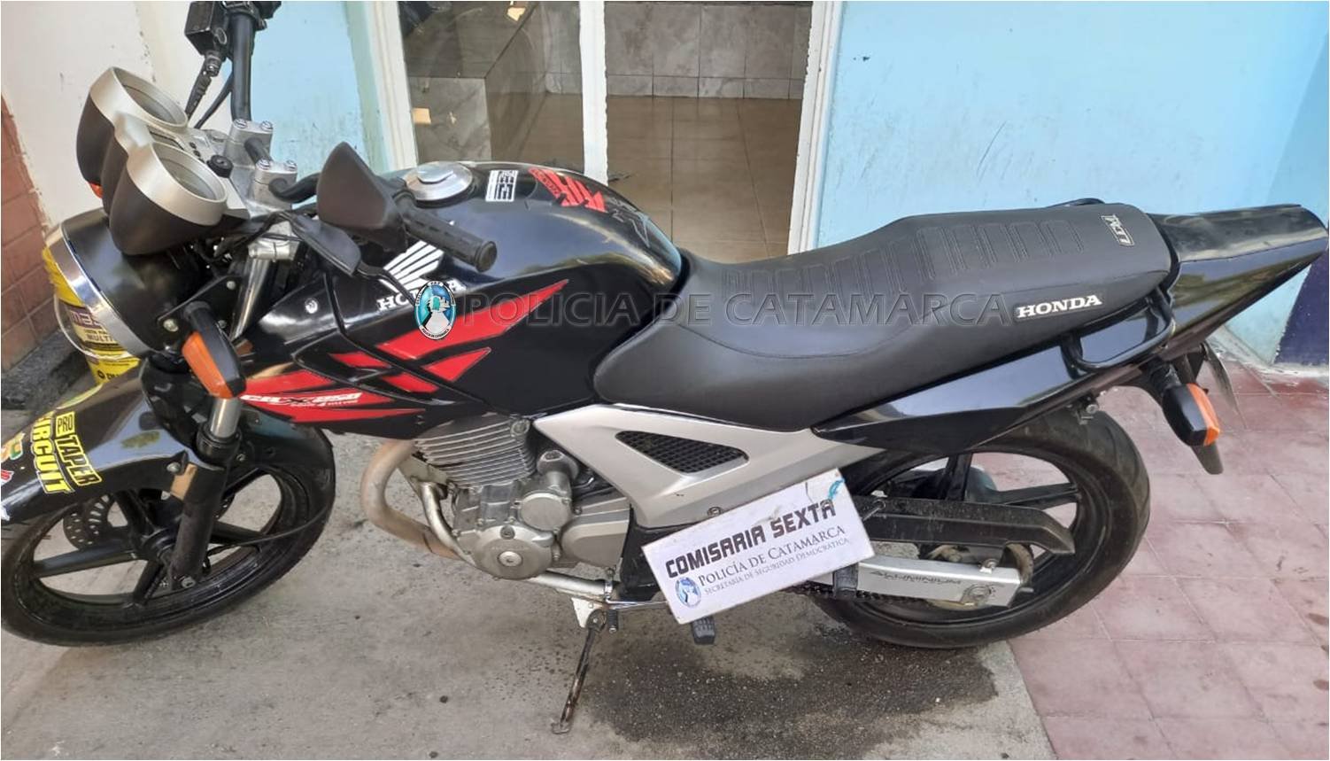Aprehenden a un joven y secuestran una moto en el sur de la Capital