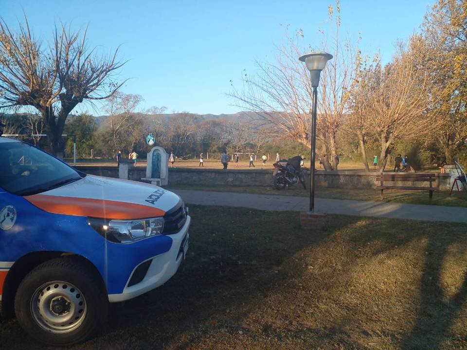 Policías desalojaron un partido de fútbol en Paclín