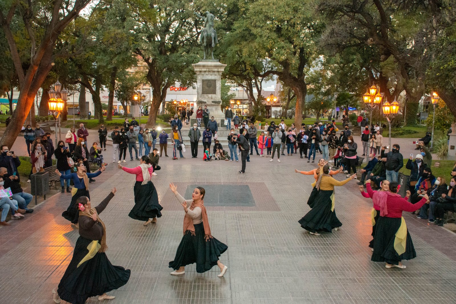 El espíritu festivo del Poncho también se vive desde el Paseo de la Fe