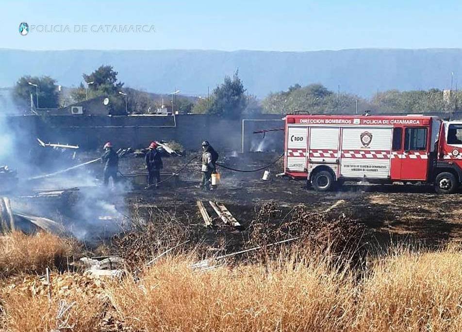 Sofocan un incendio de pastizales en la Capital