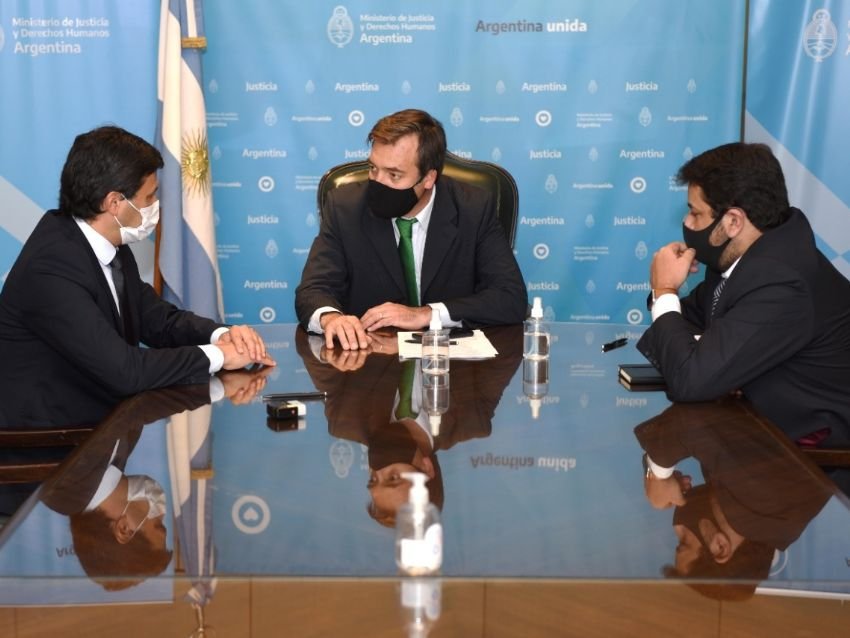 Implementan la utilización de pulseras duales en casos de violencia de género en Catamarca