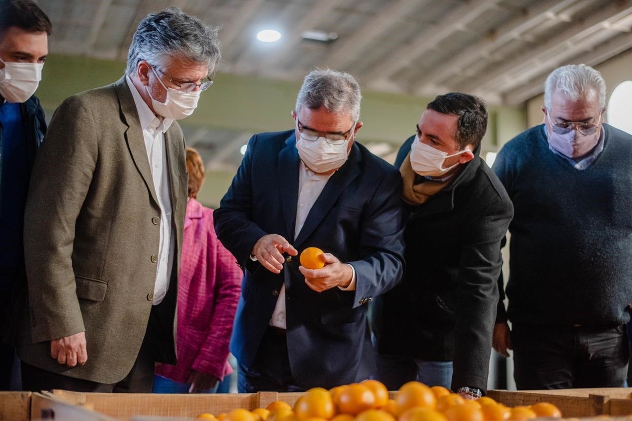 El gobernador Raúl Jalil inauguró planta de procesamiento de citrus y entregó insumos a productores