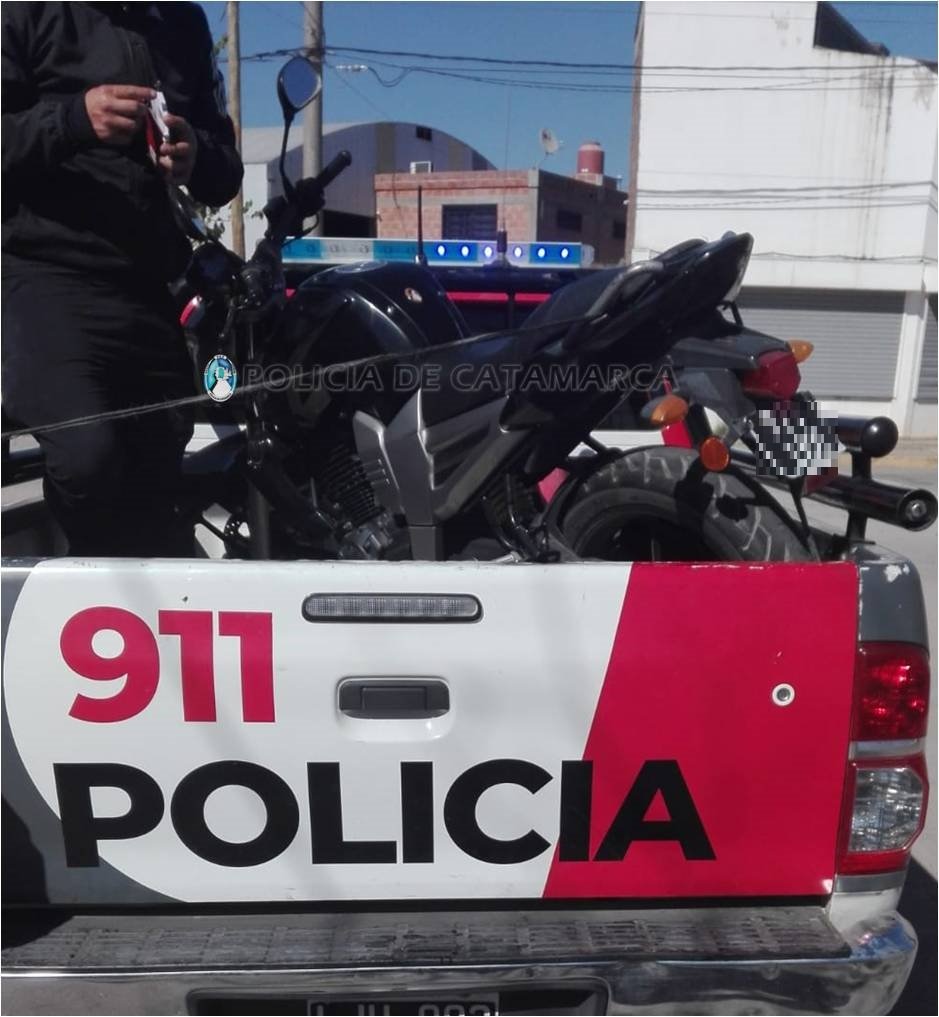 Secuestran una motocicleta requerida por la Justicia de la Provincia y aprehenden a una persona en la Capital