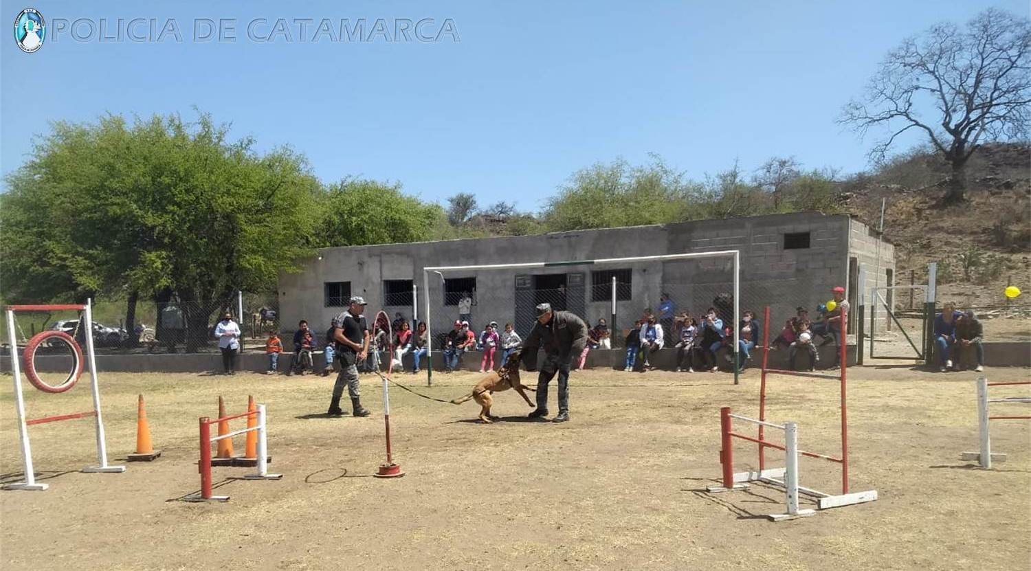 Policías brindan un momento de alegría a niños y niñas en Ancasti