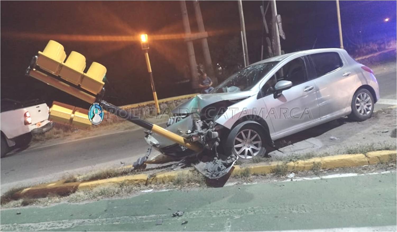 Un auto impactó contra un semáforo en Fray Mamerto Esquiú