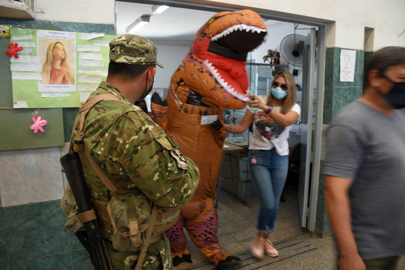 Perlitas de las elecciones: El chancho, Juego del Calamar, el bebé presidencial, el dinosaurio rosarino y la escuela sin cámaras