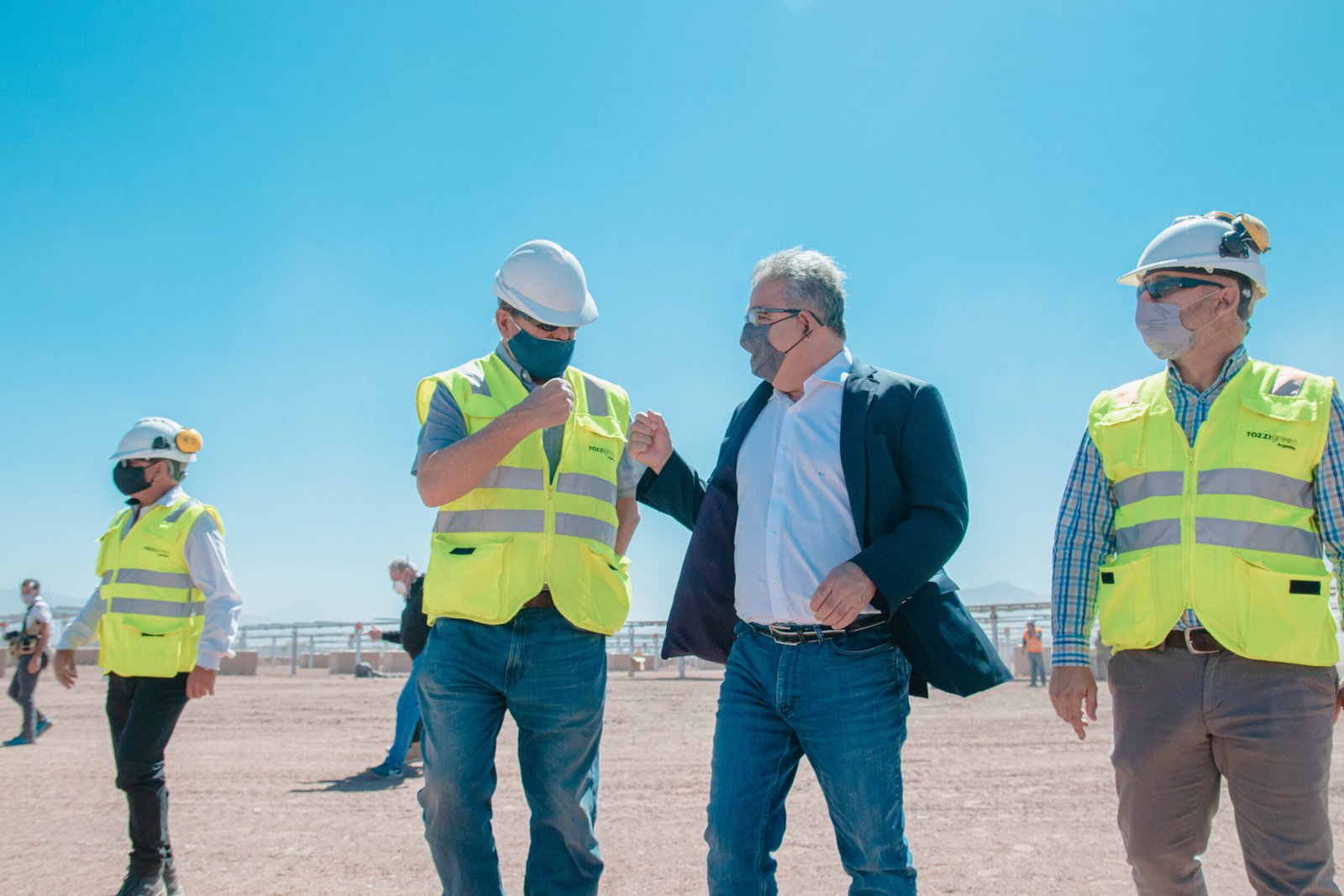 Raúl recorrió la obra del Parque Solar, inauguró la pista de aterrizaje y entregó viviendas en Tinogasta