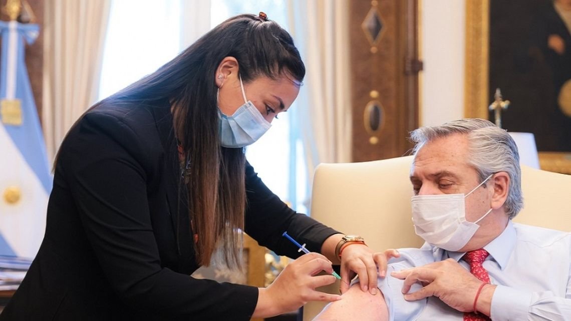 Fernández recibió dosis de refuerzo contra el coronavirus