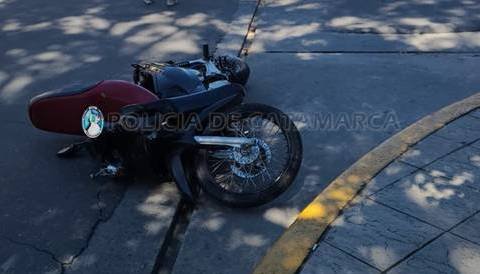 Colisionaron un colectivo y una motocicleta en el centro de la Capital