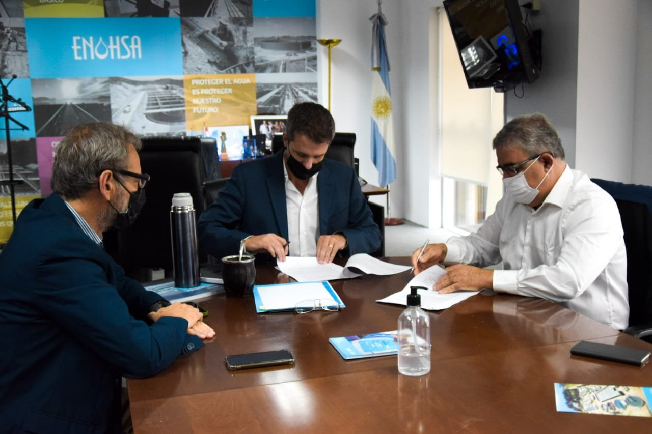 Raúl firmó con Enohsa acuerdo para la obra de cloacas en Recreo